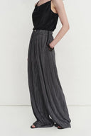 Pantalon ceinturé réfléchissant Vesper en microfibre plissée