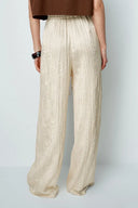 Pantalon texturé Aurora en satin plissé