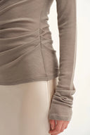 Edith Skulpturales Langarmshirt mit Raffungen in Merinowollstrick