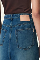 Jupe en denim coton Elaria asymétrique à ligne A avec fente latérale à l'avant