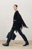 Luna Poncho mit Lederfransen in Kontrast aus Merino-Cashmere-Strick