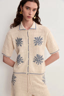 Gracia Besticktes blaues Flora-Kragen-Top und Shorts-Set aus Leinen-Strickmischung