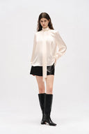 Chloe Bluse mit Schleifenkragen aus 19mm Maulbeerseiden-Satin