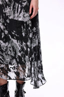 Robe à col bénitier imprimée Sato en soie dévorée