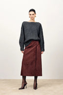 Detalle de botones y hombros descubiertos Kylie en tejido de lana merino hilado grueso