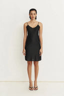 Robe courte noire à bretelles