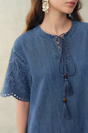 Robe courte Kate en dentelle florale brodée en denim léger Tencel-coton