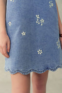 Lulia Blumengesticktes ärmelloses Kleid mit quadratischem Ausschnitt aus leichtem Denim