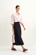 Falda Clo Negra con Tonos Rojizos en Denim de Algodón