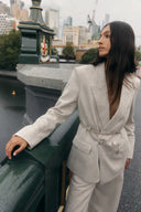 Blazer y pantalones Charlie deconstruidos asimétricos con doble cinturón en lino de algodón