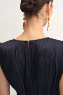 Celeste ärmelloses marineblaues Kleid aus plissiertem Satin