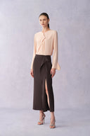Falda maxi con abertura lateral y volante Isao en tela mate elástica