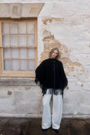 Luna Poncho mit Lederfransen in Kontrast aus Merino-Cashmere-Strick