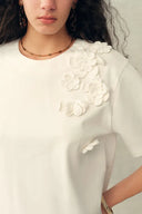 Camiseta Celine con Flores de Crochet a Mano y Perlas en Algodón