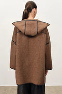 Cappotto corto Selva con cappuccio e rifiniture in pelle in twill di merino e alpaca