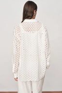 Conjunto de camisa con cuello de pico y pantalones con bordado calado Eliana en algodón