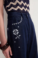 Jeans Fiona Bordados con Flores y Pierna Recta en Denim Crudo