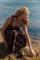 Robe sans manches en coton Eva à épaules nouées, smockée et peinte à la main avec motif floral