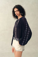 Blair Boho Geborduurde Transparante Kanten Blouse met Pofmouwen in Gekreukte Georgette