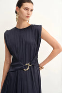 Celeste ärmelloses marineblaues Kleid aus plissiertem Satin