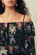 Vestido Granata con estampado pintado a mano y hombros descubiertos en georgette de seda