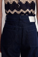 Jeans Fiona Bordados con Flores y Pierna Recta en Denim Crudo