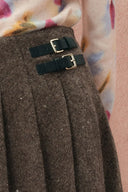 Falda plisada Maeve con botones de cuero en lana merino