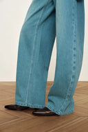 Jeans Soft Sculpture con bloques de color y pierna sutilmente acampanada en denim de algodón