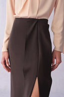 Falda maxi con abertura lateral y volante Isao en tela mate elástica