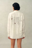 Camisa bordada con malla y lirios del valle Leona en lino