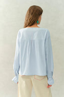 Janus Hemd mit Spitzenbesatz und V-Ausschnitt aus Crinkle-Baumwolle