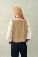 Top sin mangas Vestsue de gamuza falsa bordada