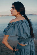 Oluka Rüschiges gerafftes Off-Shoulder-Top aus leichtem Denim