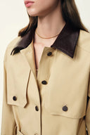 Charlie Abnehmbarer Kragen mit Schlangenprint Jacke aus leichtem Trench-Baumwollstoff