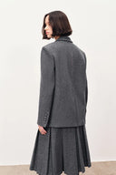 Ava Handgearbeiteter Blazer und Rock mit Kontrastnähten aus australischer Merinowolle