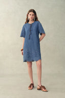 Vestido corto Kate con bordado floral de encaje en mezclilla ligera de Tencel y algodón