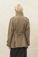 Manteau court Alma en suédine floquée à col montant et ceinture