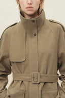 Manteau court Alma en suédine floquée à col montant et ceinture