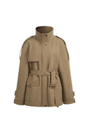 Manteau court Alma en suédine floquée à col montant et ceinture
