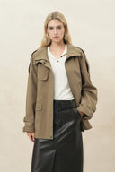 Manteau court Alma en suédine floquée à col montant et ceinture