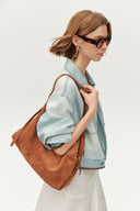 Sac hobo moyen Aura décontracté en daim doux et velouté