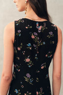 Robe sans manches cintrée à col en V avec bordure festonnée florale cousue Caro en gaze froissée