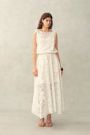 Robe sans manches superposée avec cravate foulard brodée à découpe Nellie en 100 % coton avec dentelle
