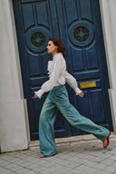 Jeans Soft Sculpture con bloques de color y pierna sutilmente acampanada en denim de algodón