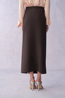 Falda maxi con abertura lateral y volante Isao en tela mate elástica