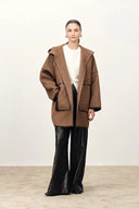 Cappotto corto Selva con cappuccio e rifiniture in pelle in twill di merino e alpaca