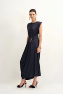 Celeste ärmelloses marineblaues Kleid aus plissiertem Satin