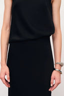 Vestido Odette con cuello redondo y pedrería cosida a mano en tela resistente a las arrugas