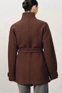 Manteau court à col montant et lien en maille laine mérinos