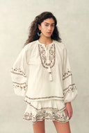 Ensemble blouse et jupe en coton froissé avec broderie, lien à pompons perlés et finition torsadée